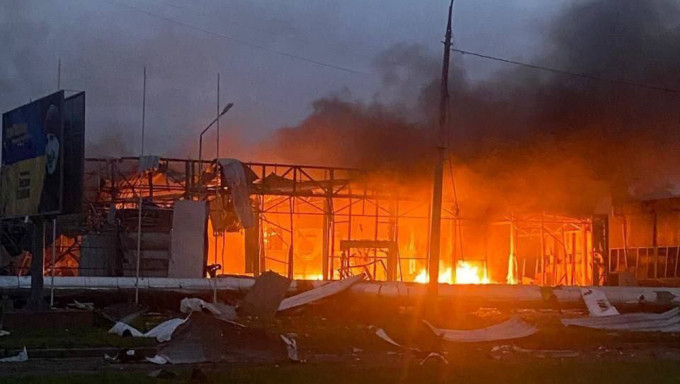 烏克蘭中部大城札波羅熱一夜被俄軍轟炸十多次。