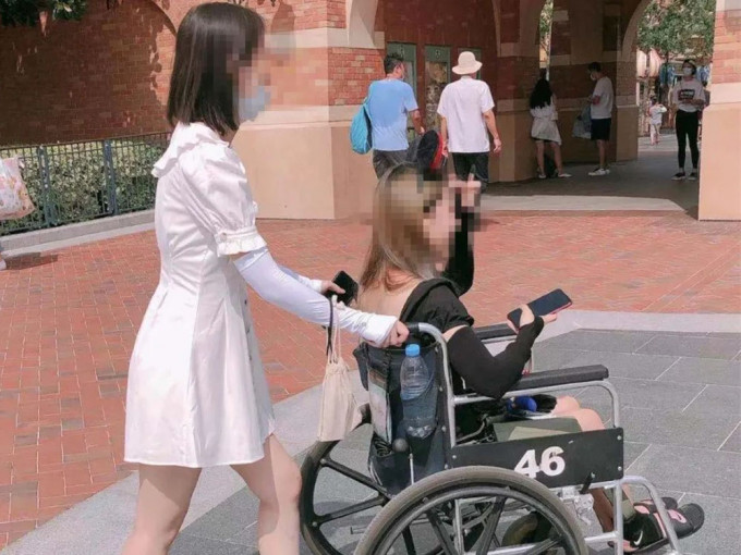 健全的年轻女孩怕攰租轮椅游迪士尼， 引发热议。