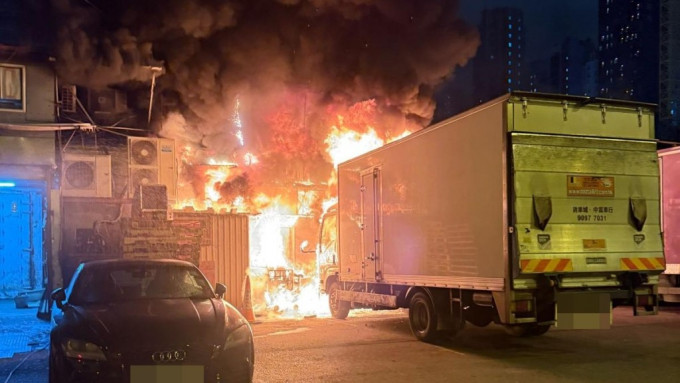 油麻地果栏铁皮仓起火，波及一辆密斗货车。读者提供