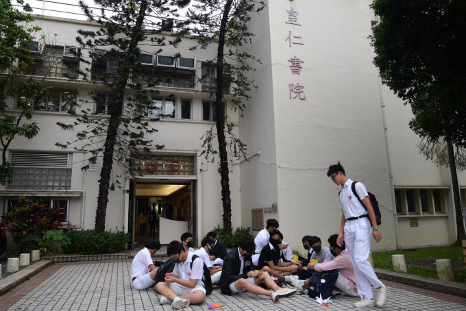 有皇仁書院學生響應罷課。