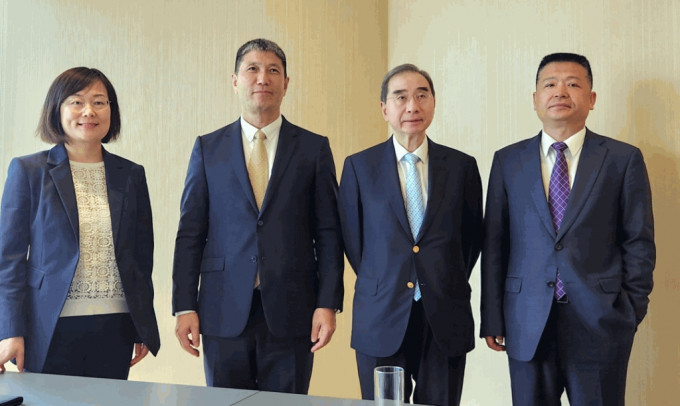 中海油服首席执行官赵顺强（左二）及副总裁孙维洲（左四）。