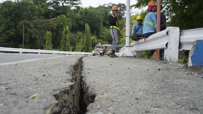 菲律賓地震已造成6人死亡近8萬人受災。AP