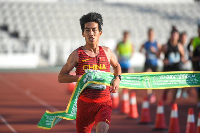 中國選手楊紹輝，以 2 小時 13 分 04 秒奪得男子組全程馬拉松金牌。 公關圖片