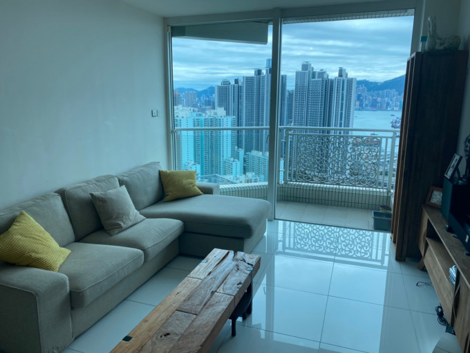 客廳設落地玻璃趟門外連露台,外望開揚海景。