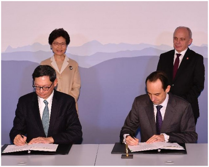 林郑月娥（后排左）见证签署有关加强金融科技合作的谅解备忘录。图:政府新闻处