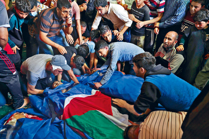 在加沙地带贾巴利亚难民营，巴人为空袭身亡者办葬礼。