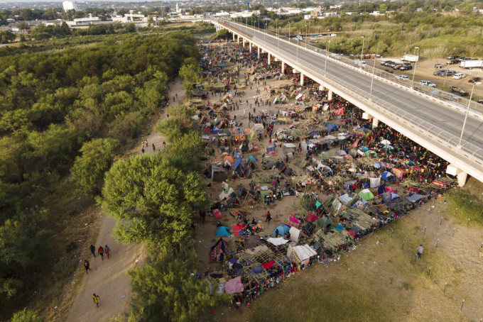 德州的高速公路天桥底下有大批海地人。美联社图片