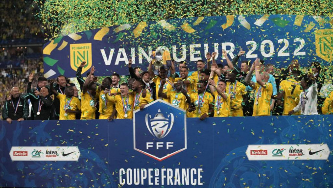 南特高举法国足总杯宝座。 AP