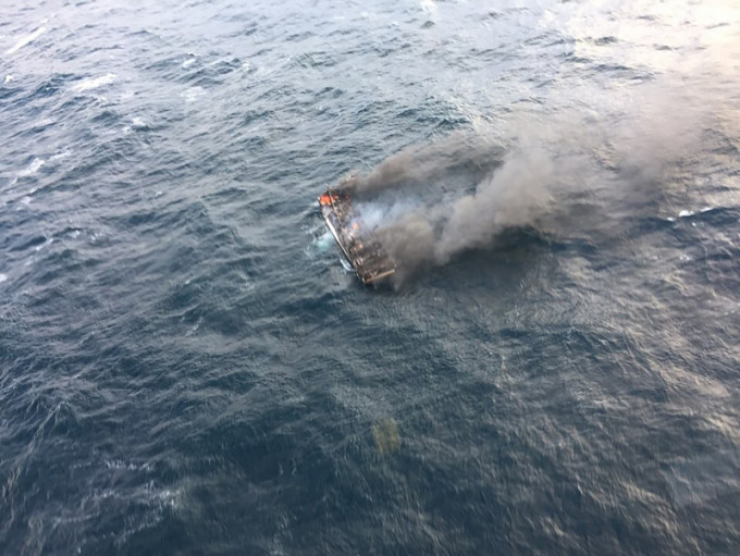 韓國漁船在濟州對出起火，目前在海上發現一名無呼吸心跳船員，還有11人下落不明。AP