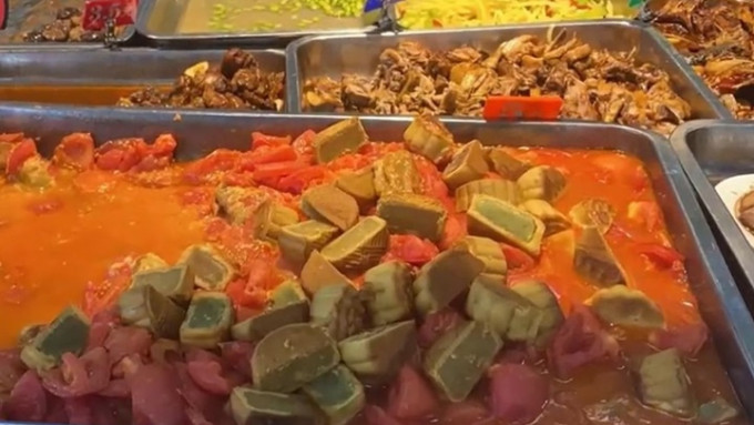 安徽有學校飯堂在中秋後推出「番茄炒月餅」，竟全部賣光。網上圖片