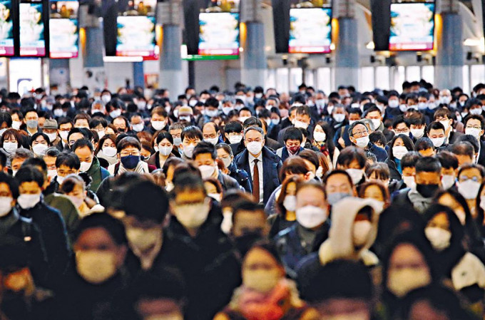 东京一个列车站可见乘客都戴上口罩。