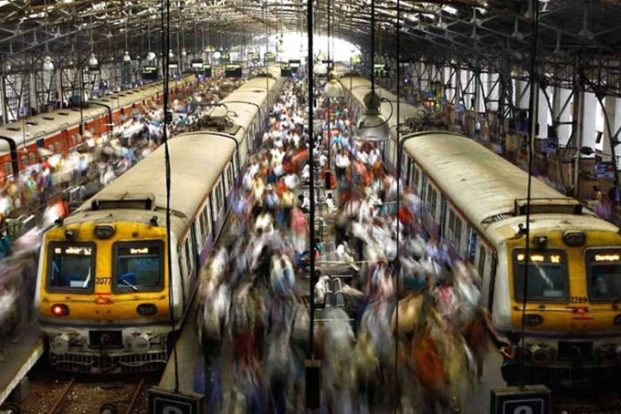 印度国营铁路公司有10万份空缺。AP图片