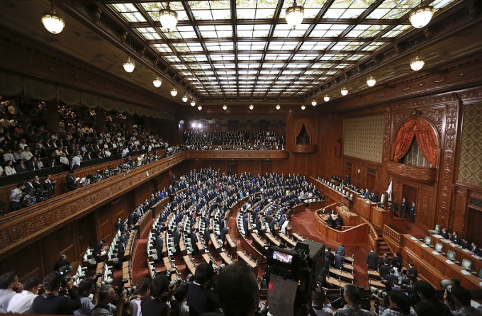 日本首相安倍晋三宣布解散众议院，提前于10月22日大选。AP