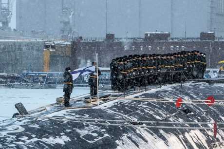 俄官兵站在新建成核潜艇「亚历山大三世皇帝号」的甲板。美联社