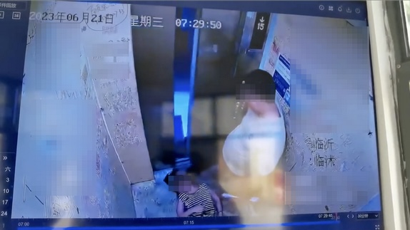 網傳影片顯示女子倒地被拖進電梯。