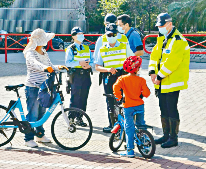 ■警方向踩單車人士派發宣傳小冊子。