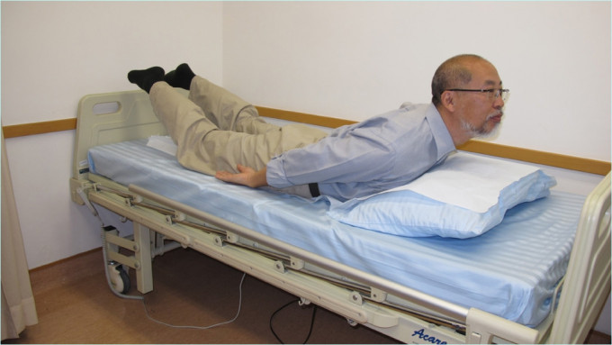香港浸会大学中医药学院研究发现，逾9成拗柴人士同时患骶髂关节错位，出现不同程度的长短脚，导致下肢多个关节因长期受压不均而发炎。