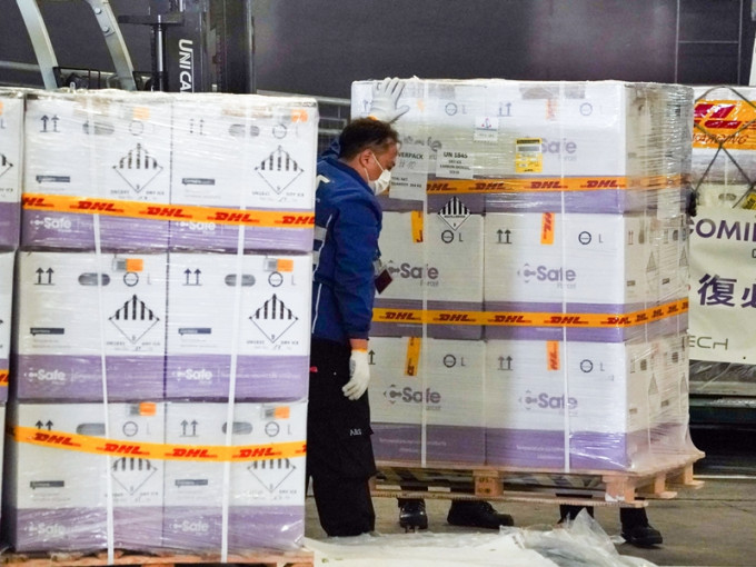 新一批约30万剂复必泰疫苗已付运抵港。资料图片