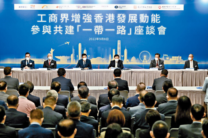 行政长官李家超（右三）、中联办主任骆惠宁（左三）等嘉宾出席座谈会。