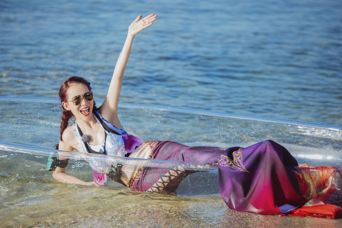 Ada化身美人魚，躺在沙灘上，狂擺「甫士」。