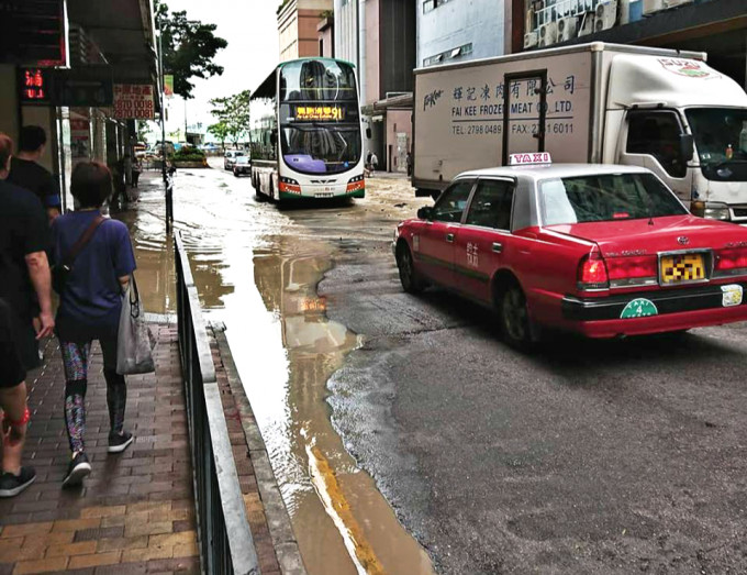 香港仔大道爆水管。facebook南區交通圖片