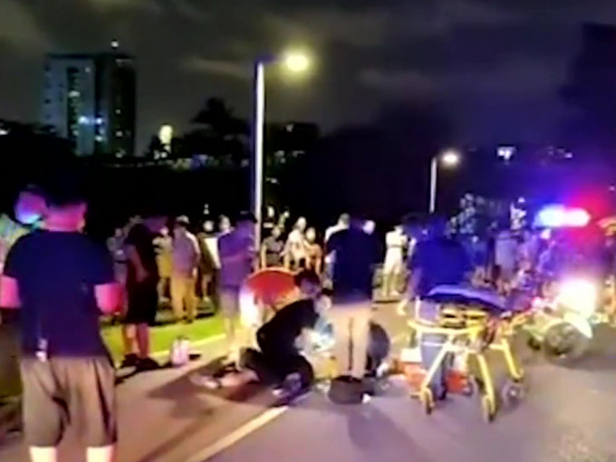 深圳男跑步心跳停止， 路过女医生与民众花半小时救回。网图