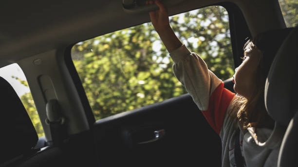 日本2歲女童獨自坐在汽車後座，竟被車窗夾死。 iStock示意圖