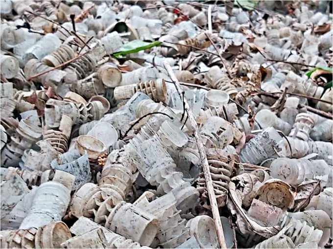 绿惜地球早前发现香港枪会附近山坡有最少数十万计铅粒、胶塞及飞靶碎片等射击垃圾。绿惜地球图片