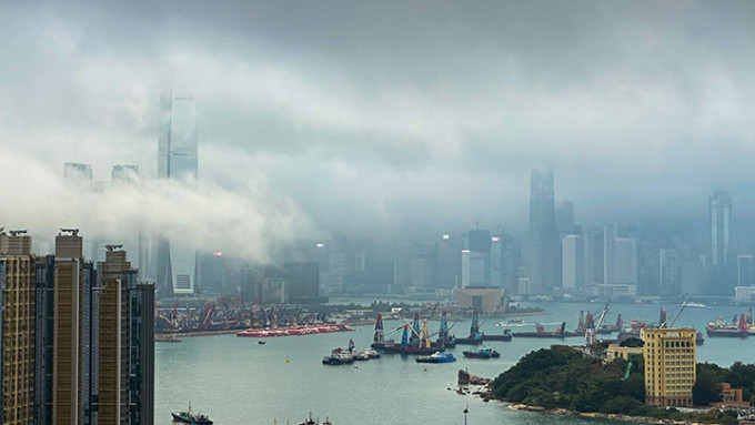 每年香港冬盡春來之時，氣溫轉變，濕度提升，常出現霧鎖香江的美景，吸引很多攝影發燒友四出拍攝。