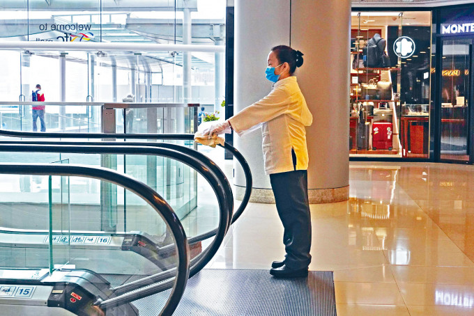 商場扶手電梯加強清潔，防止病毒蔓延。