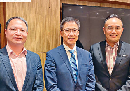 （左至右）香港電腦學會專業及事業發展委員會成員許仁強、香港電腦學會會長孫耀達、FireEye大中國區副總裁及總經理徐海國。