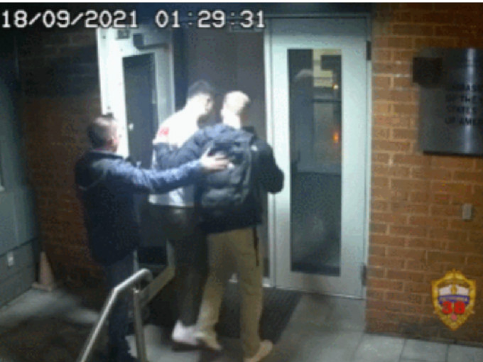 俄羅斯警方公佈3名美駐俄使館人員涉嫌偷竊的片段。 （片段截圖）
