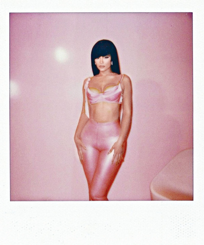 Kylie清空化妆品社交网，换上这张全身粉红的照片，并指有新搞作。