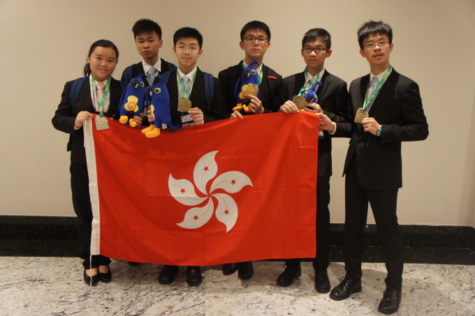 国际数学奥林匹克比赛场地合照，（左起）郭敏怡、梁睿轩、谢卓轩、李信明、叶正夫、于铠玮。
