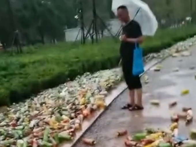 郑州洪水期间，大量樽装饮品疑被冲到街上。影片截图