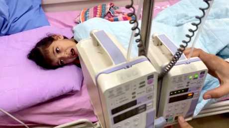  加沙城蘭蒂西醫院一名巴勒斯坦患癌女孩躺在病床上。據悉該醫院的物資即將耗盡。路透社