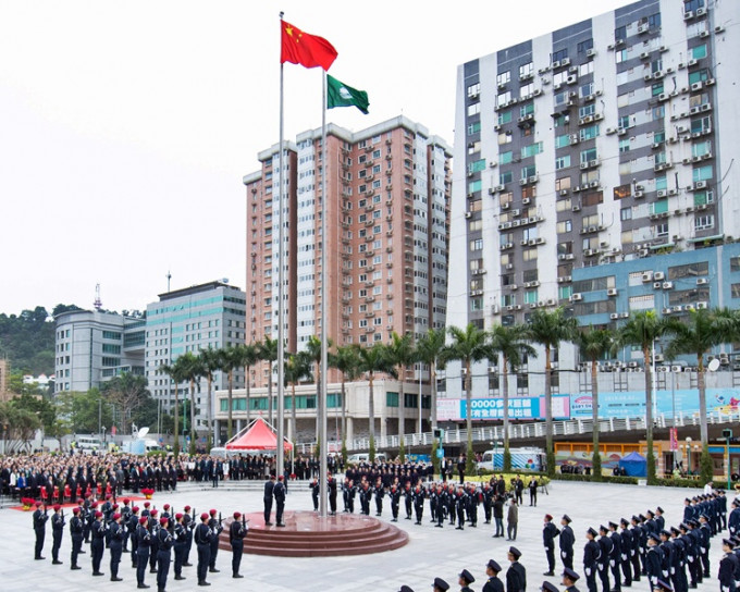 澳门在明日全国性哀悼活动期间，所有悬挂国旗或区旗的特区政府机关下半旗致哀。资料图片