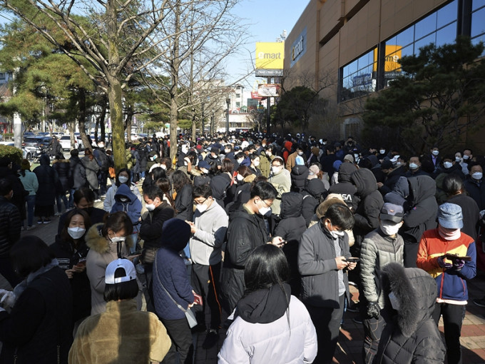 南韓大批民眾排隊購買口罩。AP