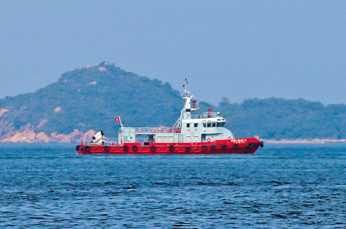 ■救援人员在屯门烂角嘴海面搜索堕海失踪的疑人。