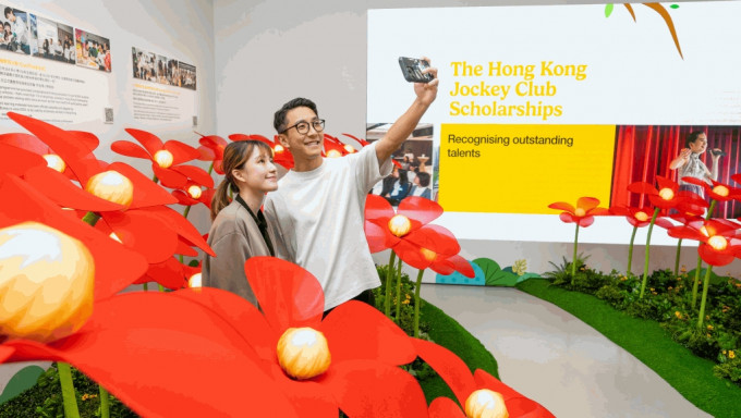 香港赛马会由今日（18日）起至24日在西九文化区艺术展亭举办「与你并肩每一天」展览，免费开放给公众参观。场馆内设有多个适合打卡拍照的互动装置。马会图片