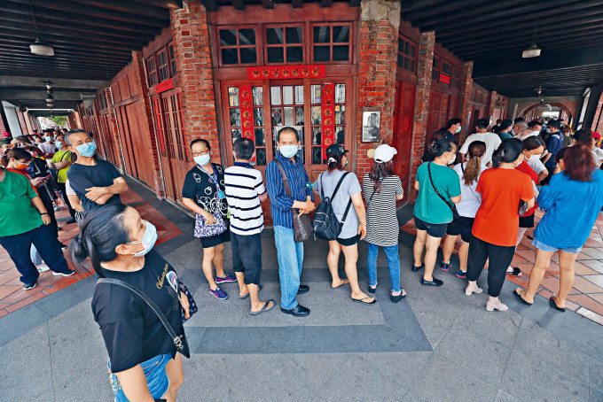 ■台北市剥皮寮快速检测站昨日一早，就有民众排队等候。