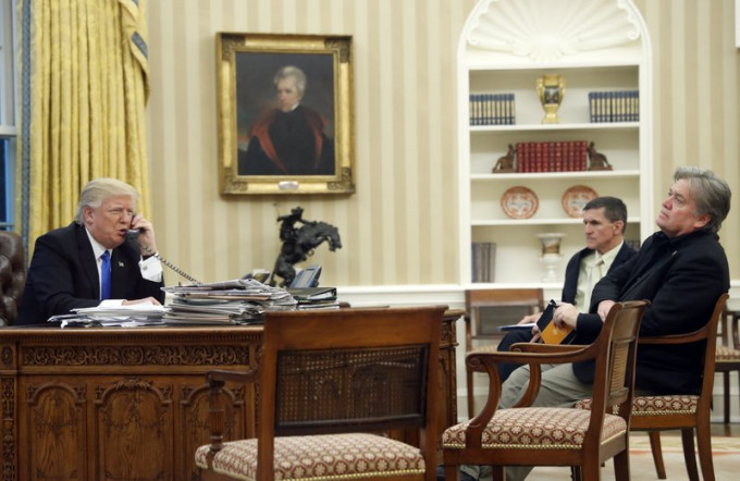 特朗普与前高级顾问班农及前国安顾问弗林。AP图片