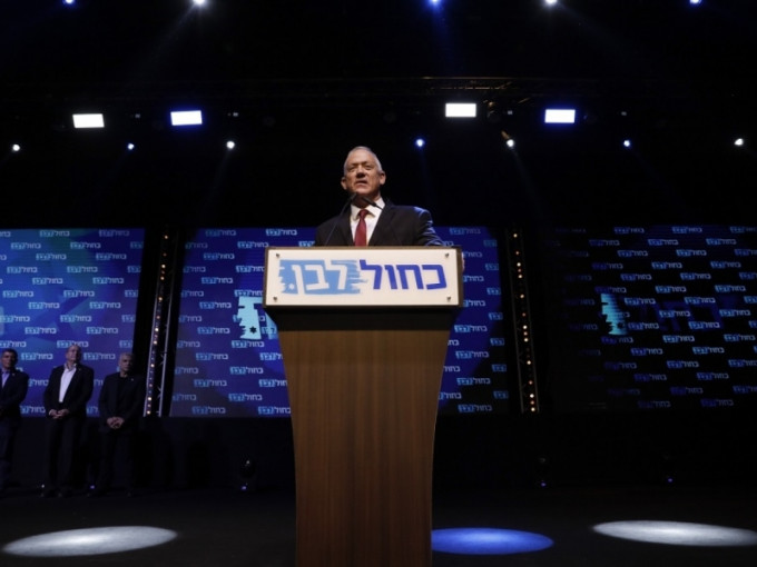 前以色列总参谋长甘茨日前向蓝白党支持者发表演说。AP