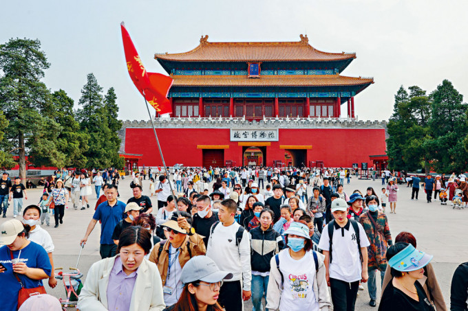 假期國內遊火爆，北京故宮遊人如鯽。