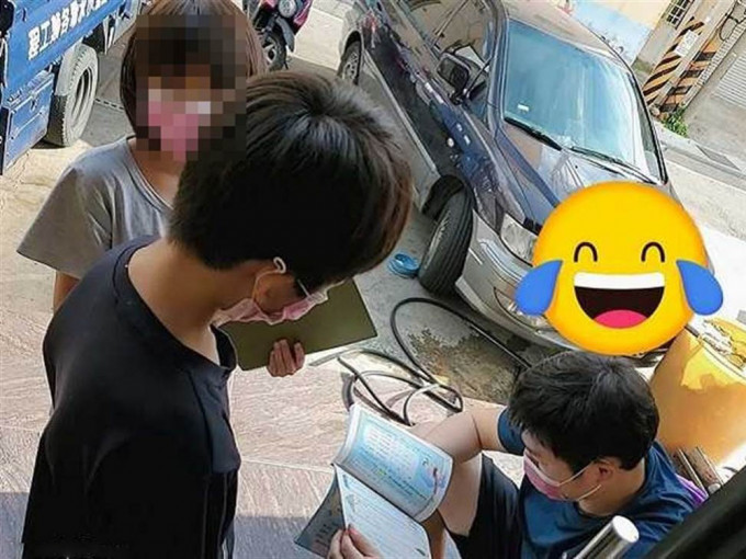 台湾一名妈妈分享，儿子的老师疫情停课下跑来家中检查作业，引起网民热议。FB图