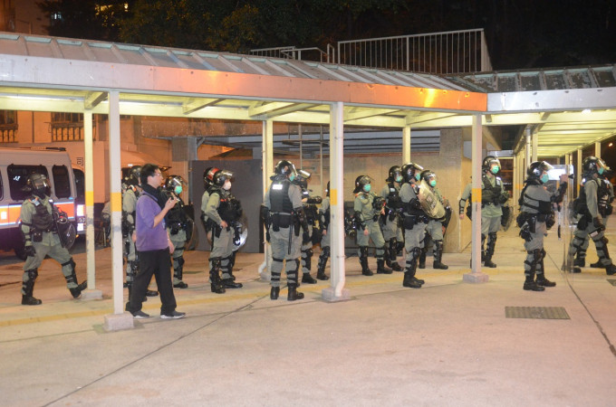 军装警员到大埔广福邨协助执法。资料图片