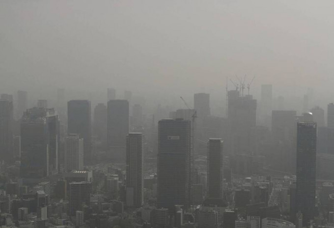 受到蒙古沙尘暴影响，南韩全国空气污染爆表。图为空气污染示意图。路透社