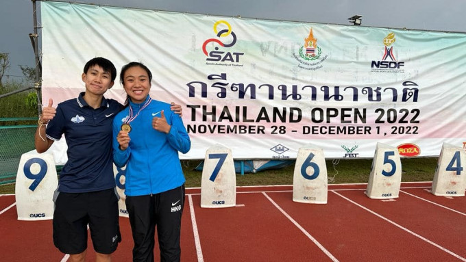 陳彥霖(右)慶祝女子三級跳奪金。 香港田徑總會圖片