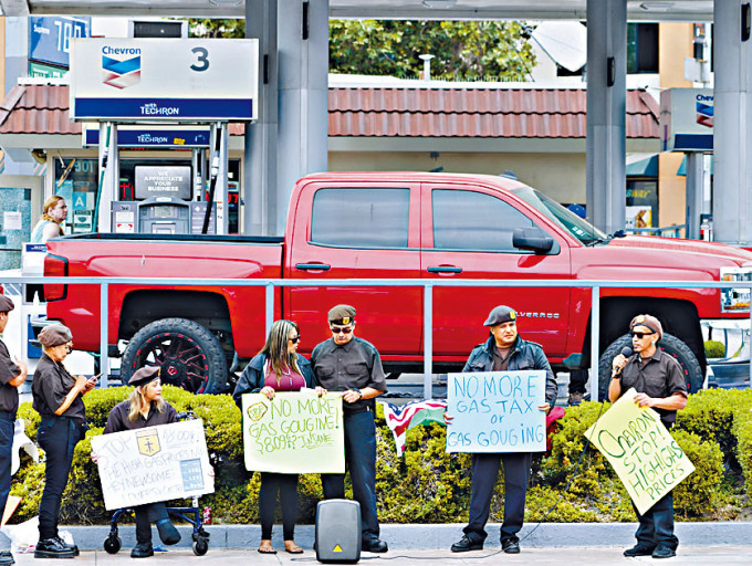 布朗贝雷帽运动成员日前在洛杉矶的雪佛龙油站外，抗议汽油价格飙升。