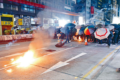 ■示威者組成傘陣，再投擲汽油彈。